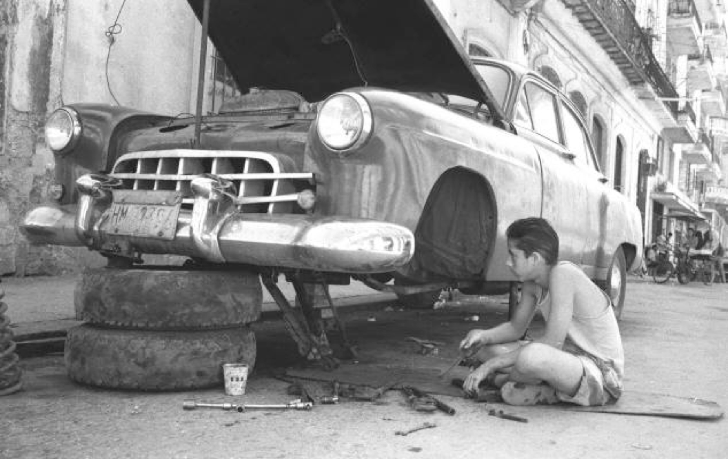 Гараж демотиватор. Девушка и ремонт машины. She fixes cars