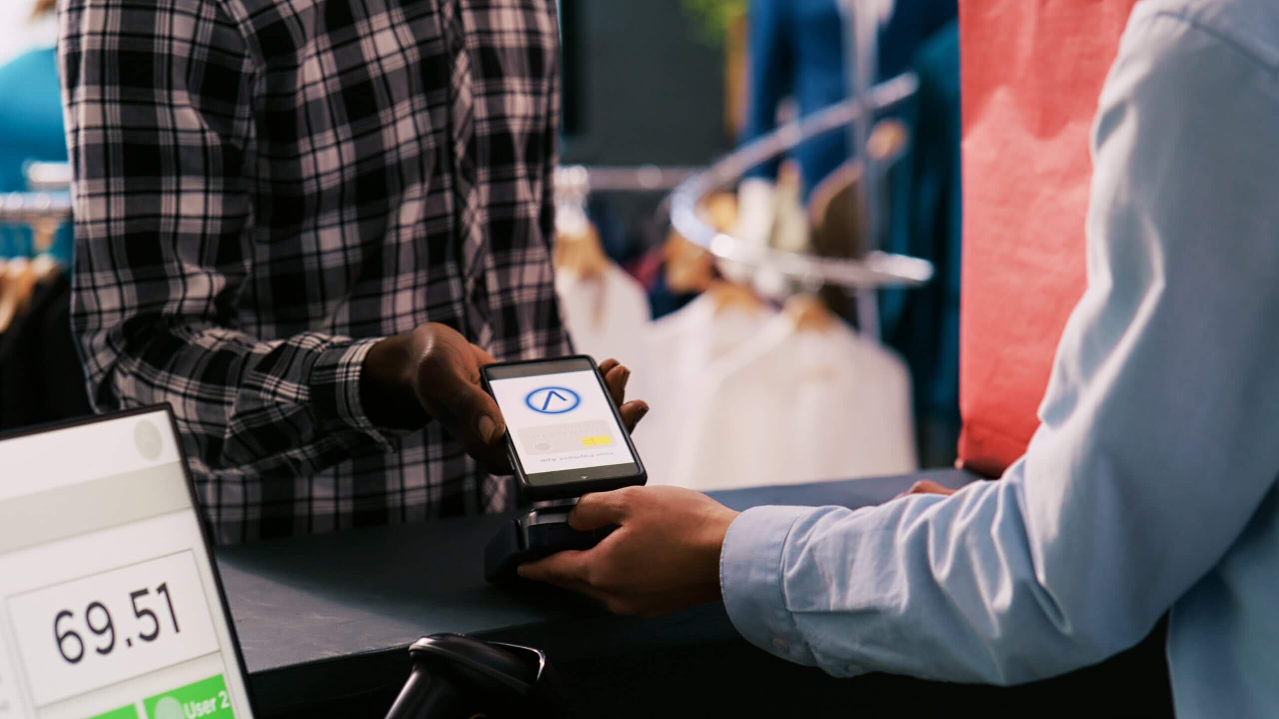 Amikor a vásárló a terminálhoz érinti a telefonját, a chip nemcsak a bankkártya fizetési tokenjét továbbítja, hanem egyidejűleg a hűségkártya azonosítóját is